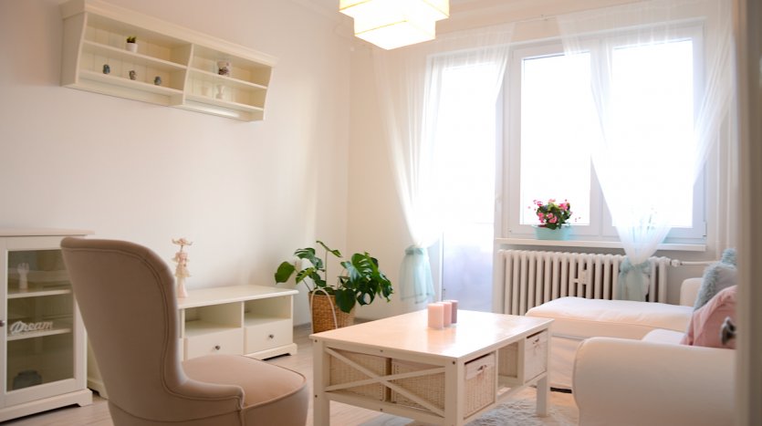 PREDANÉ 1,5 izbový byt po kompletnej čerstvej rekonštrukcii s kompletným zariadením. Jesenná ul. Ružinov – fotka 3