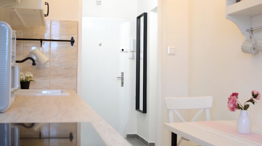 PREDANÉ 1,5 izbový byt po kompletnej čerstvej rekonštrukcii s kompletným zariadením. Jesenná ul. Ružinov – fotka 8