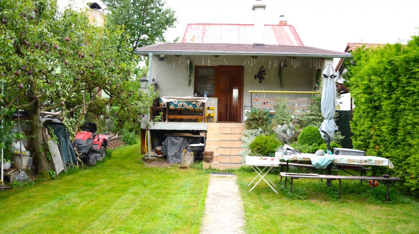 PREDANÉ. Murovaná trvalo obývateľná chata v Hamuliakove.